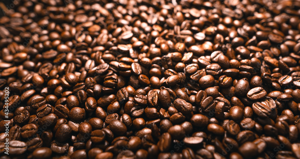 Obraz premium Background of roasted fresh brown coffee beans