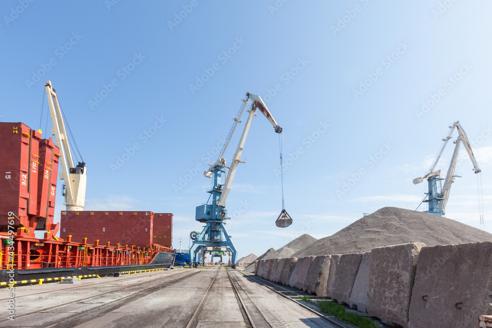 Loading and unloading of vessels on industrial terminal	