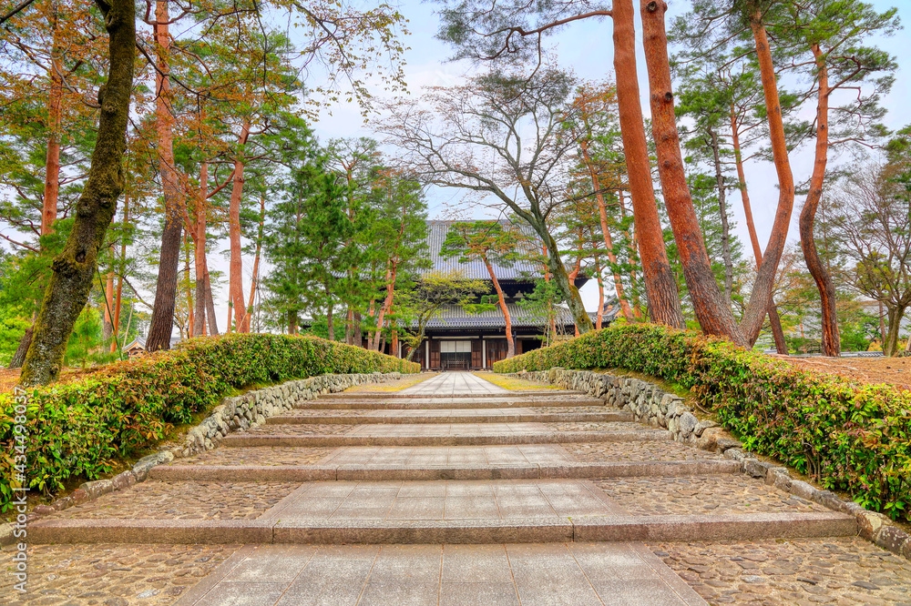 Fototapeta premium 京都、相国寺の法堂の風景