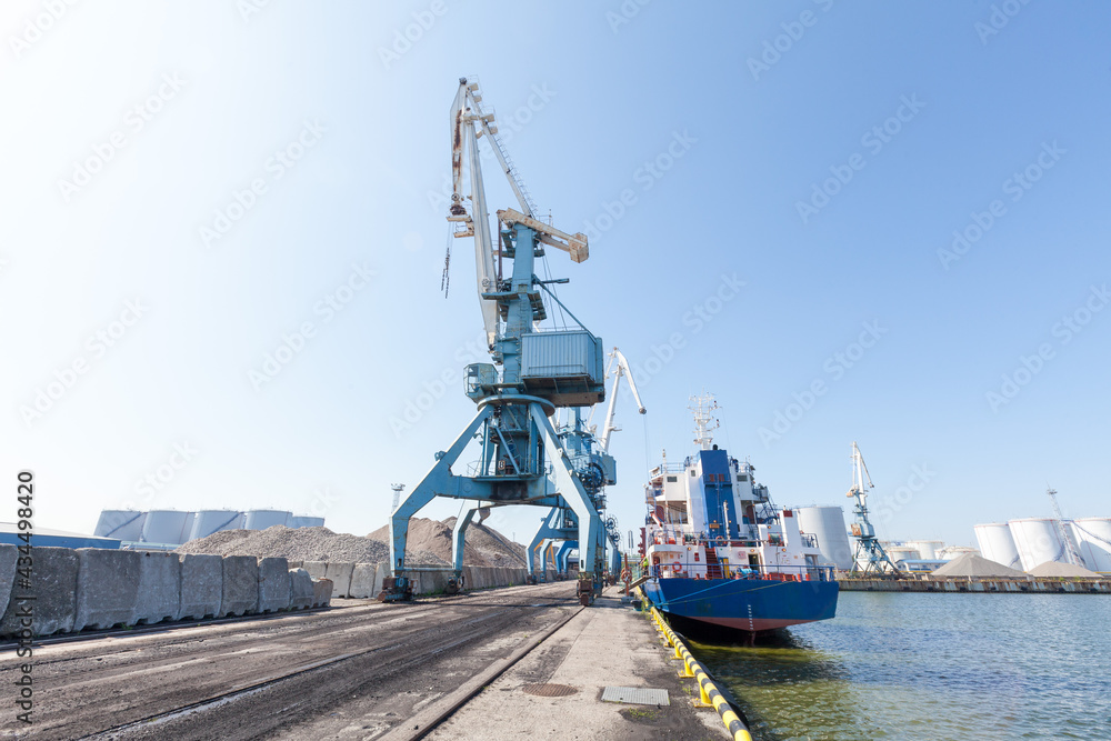 Loading and unloading of vessels on industrial terminal	