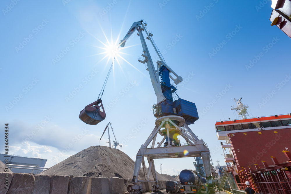 Loading and unloading of vessels on industrial terminal Loading and unloading of vessels on industrial terminal