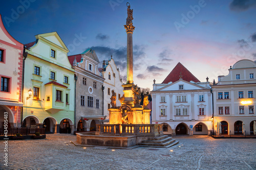 Obraz na płótnie Cesky Krumlov. Cityscape image of main square of Cesky Krumlov with traditional architecture at twilight blue hour. w salonie