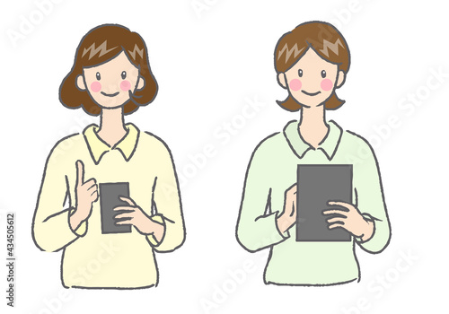 スマートフォンを操作する女性　タブレットを操作する女性