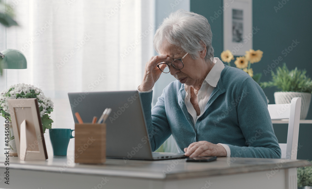 Fototapeta premium Senior woman having a bad headache