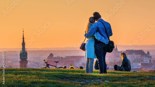 Para zakochanych na tle starego miasta w krakowie z kopca krakusa