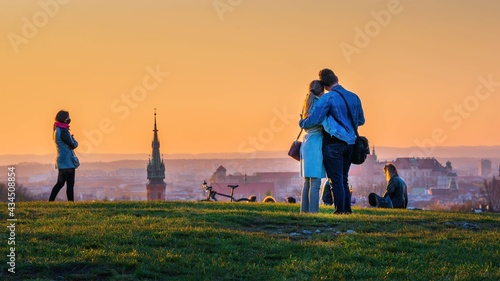 Para zakochanych na tle starego miasta w krakowie z kopca krakusa photo