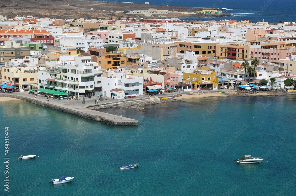 Fotografía aérea de la costa de Corralejo al sur de la isla de Fuerteventura en Canarias