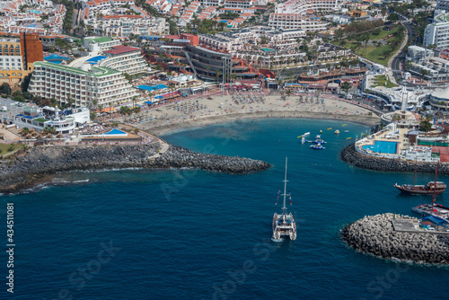 Fotografía aérea de la play y puerto deportivo de Colón en Las Américas en la costa sur de la isla de Tenerife, Canarias photo