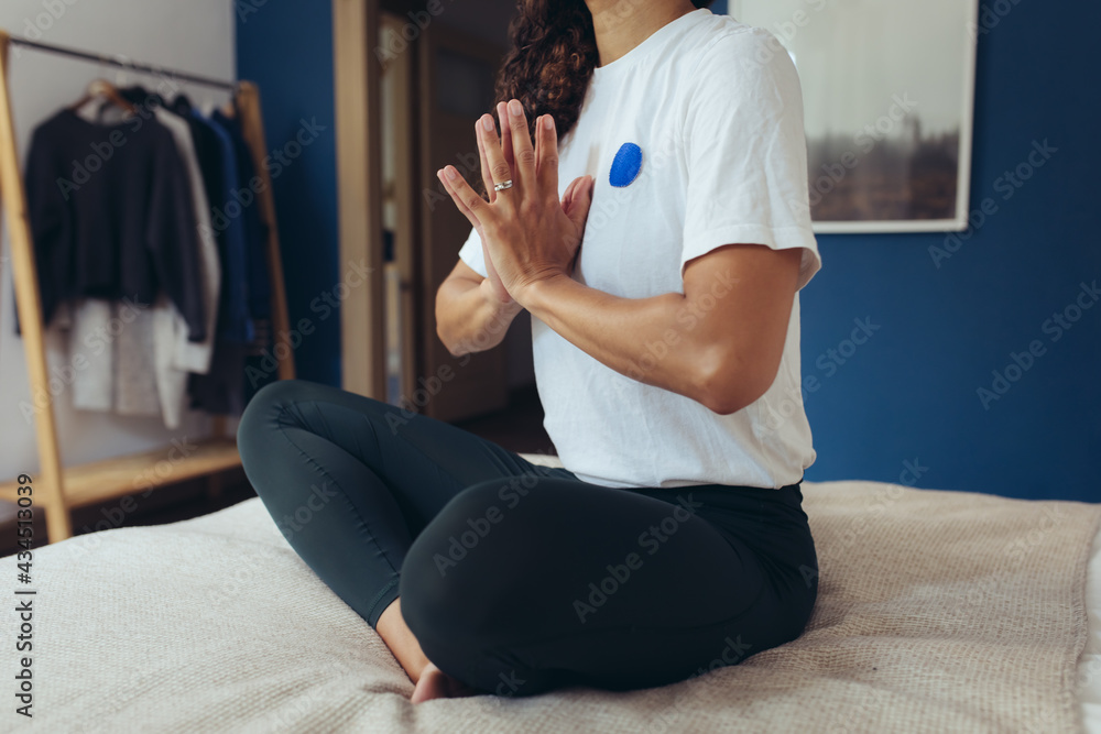 Frau macht Yoga zuhause zur Entspannung auf dem Bett