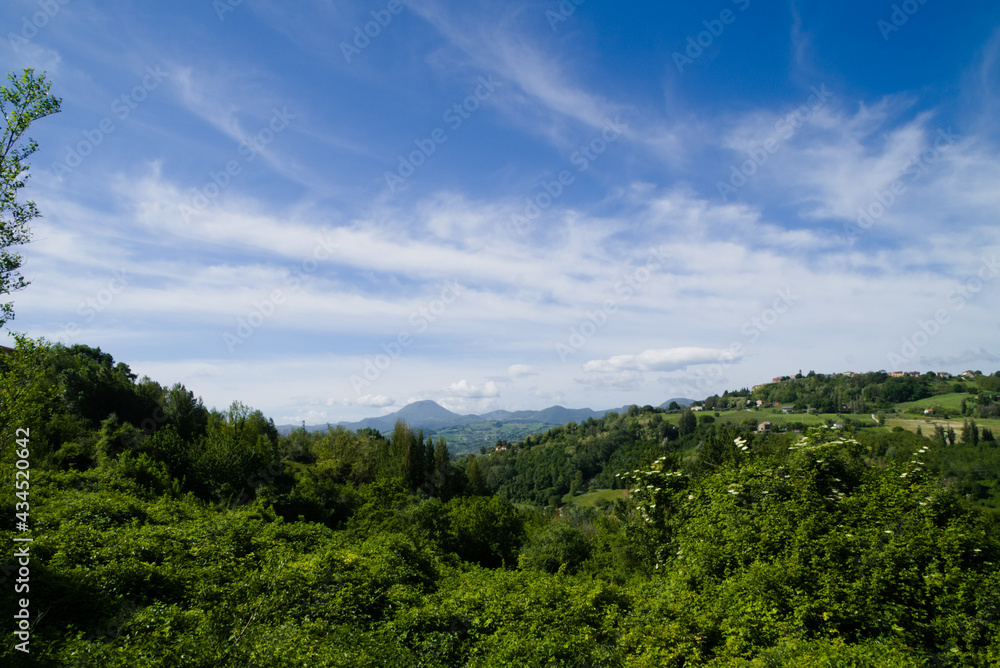 Panorama lungo il sentiero del gambero nero nelle Marche Panorama lungo il sentiero del gambero nero nelle Marche
