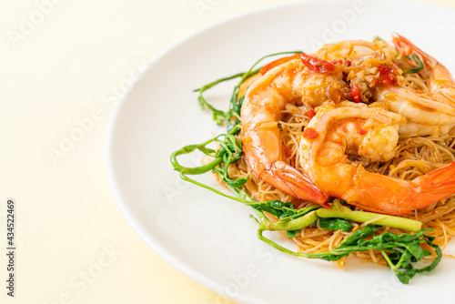 Stir-fried rice vermicelli and water mimosa with shrimps