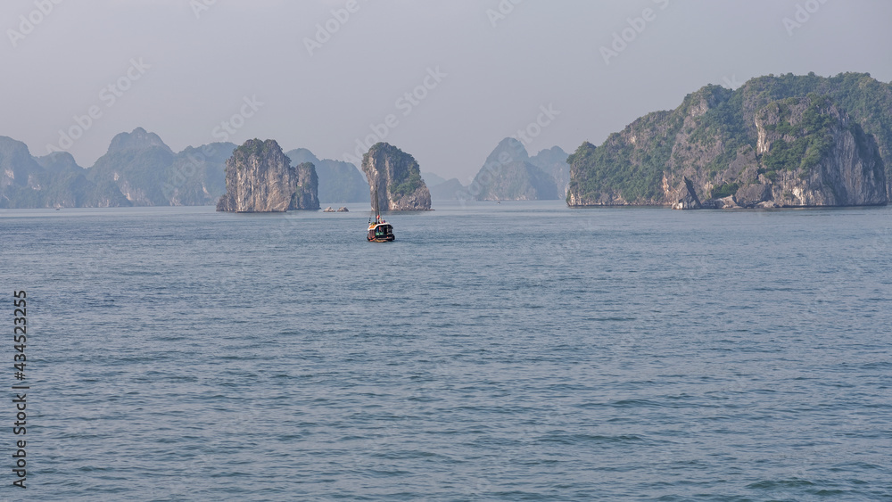 Ha long Bay Vietnam / Baie d'Along Vietnam