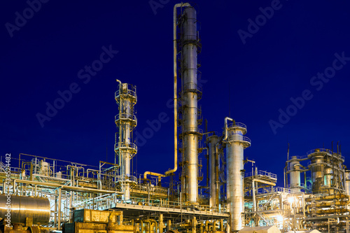 Cuadro en lienzo Chemical plant, petrochemical factory at night