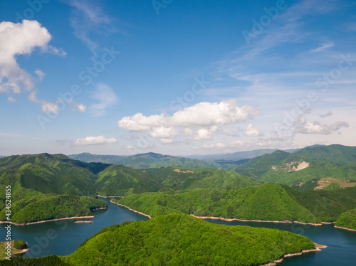 五月晴れのダム湖