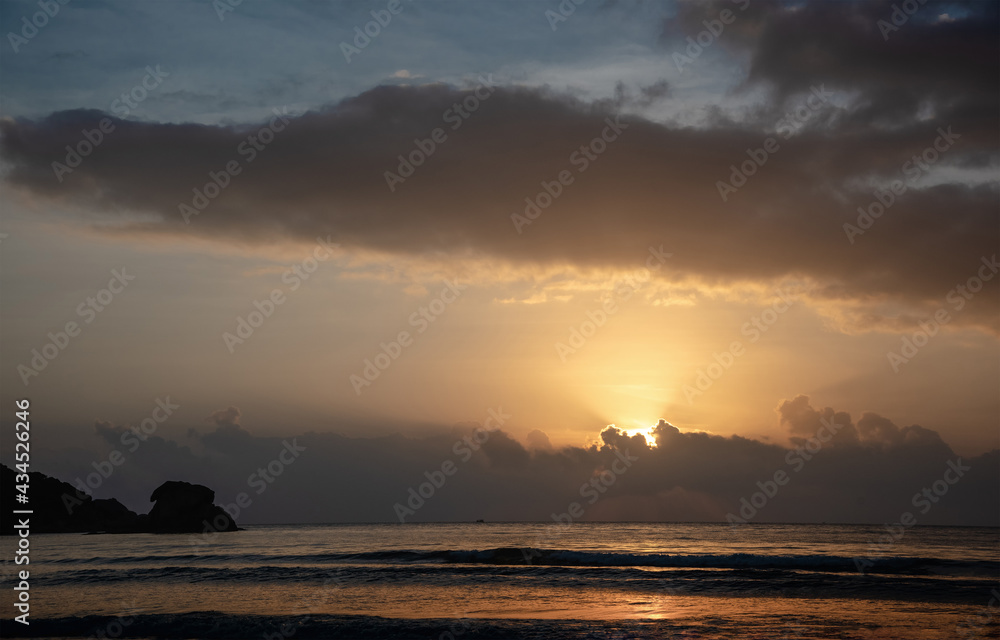 Obraz premium Sunrise over the Dadonghai Sea, Sanya, Hainan, China
