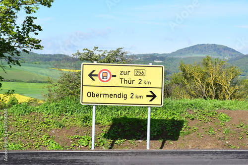 Verkehrsschild: Obermendig und Thür photo