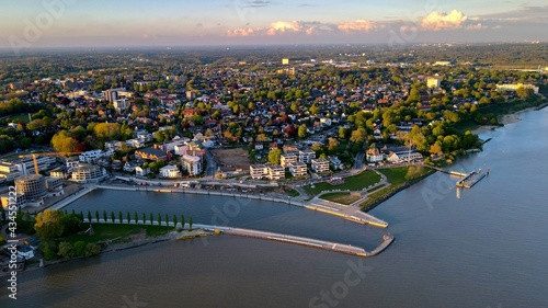 Foto small harbor in wedel west of hamburg