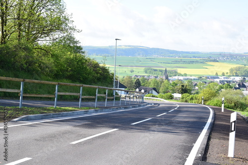 neue Straße über Hochkreuz zwischen Thür und Mendig, mit extrem breitem Radweg photo