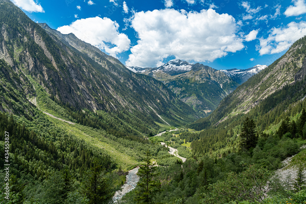 Tal mit Fluß in den österreichischen Alpen bei Mayrhofen Tal mit Fluß in den österreichischen Alpen bei Mayrhofen
