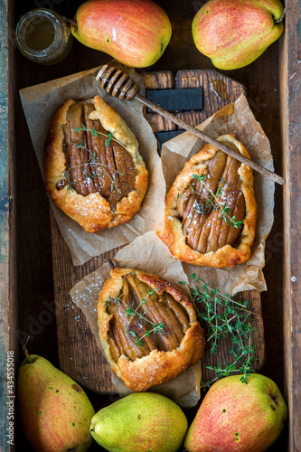 Kleine Birnenpies mit Thymian und Honig (Aufsicht) photo