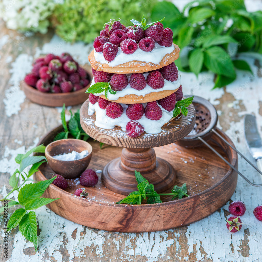 Himbeer-Shortcake mit Sauerrahm Stock Photo | Adobe Stock