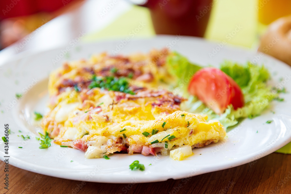 Omelet with ham, tomato and green salad Omelet with ham, tomato and green salad