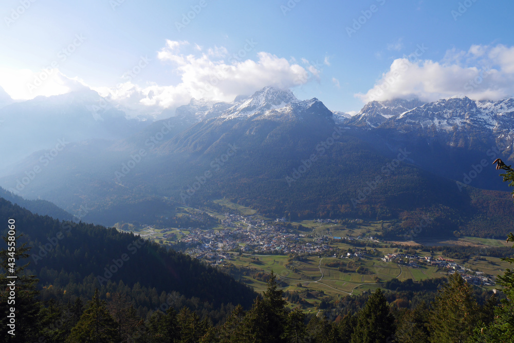 Dorf im Tal vor Sonnigem Bergpanorama