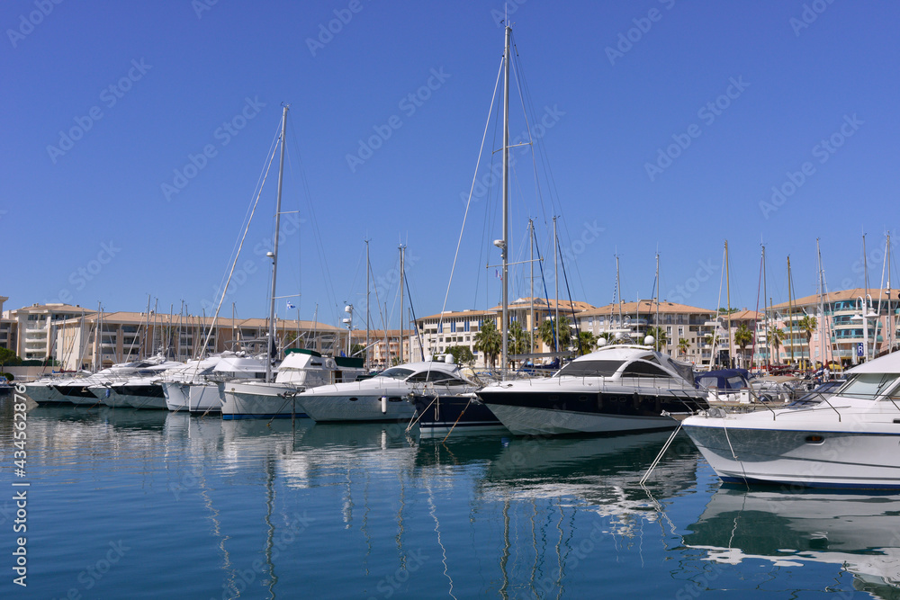 Alignement de bateaux sous ciel bleu dans le port de Port-Fréjus (83600), département du Var en région Provence-Alpes-Côte-d'Azur, France
