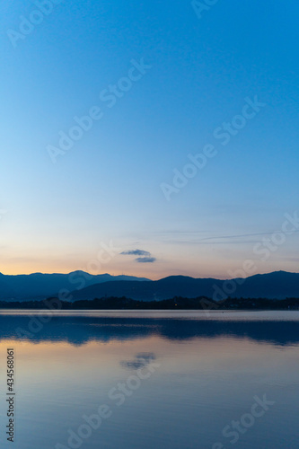 Lago albeggiante © Leonardo