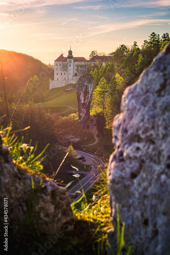 Zamek Pieskowa Skała i Maczuga Herkulesa w zachodzącym słońcu. Ojcowski Park Narodowy © K. Skubala