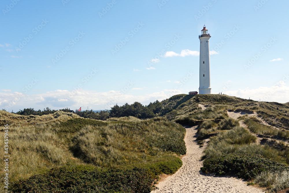 Leuchtturm und Stranddünen auf Holmsland Klit Jütland