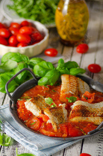 Obraz na płótnie Delicious grilled fish with tomato sauce w salonie
