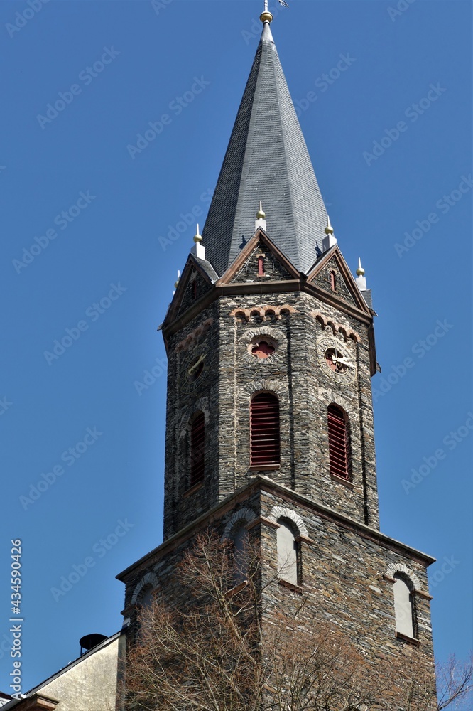 Kirchturm der St.-Peter-Kirche in Lieser an der Mosel