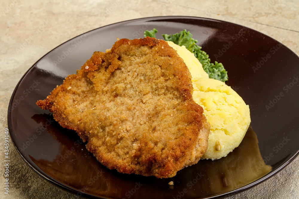 Crispy chicken schnitzel with mashed potato Crispy chicken schnitzel with mashed potato