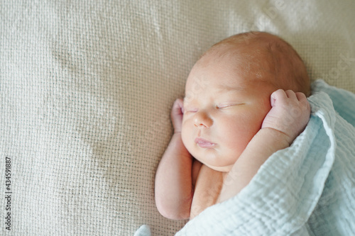 Obraz na płótnie Cute infant lying on soft bed under blanket and sweetly sleeping at daytime w salonie