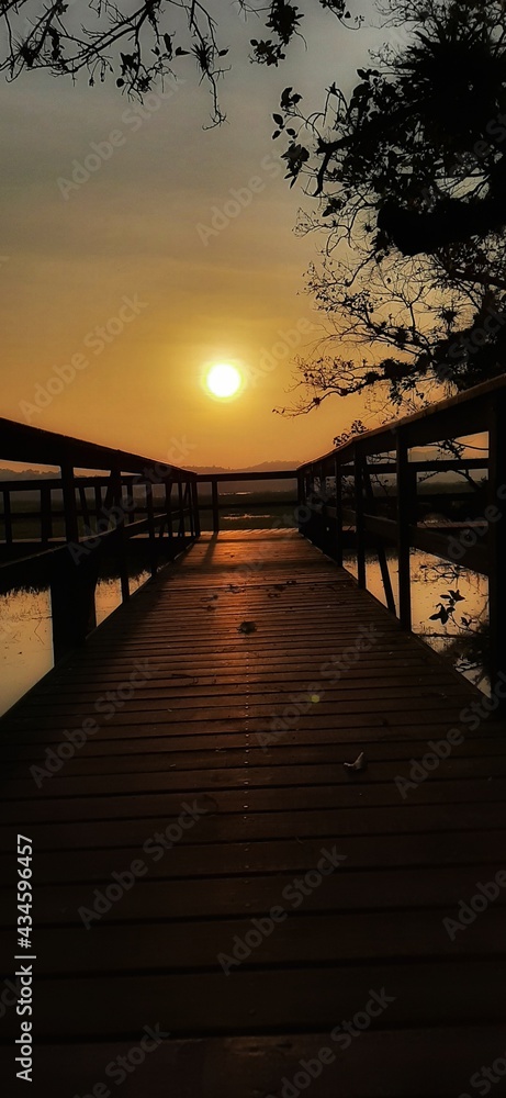 puente sobre polines, atardecer