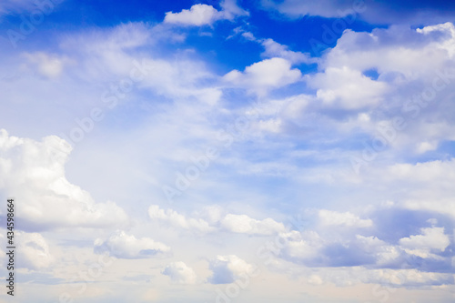 Nuages blancs cotonneux sur ciel bleu