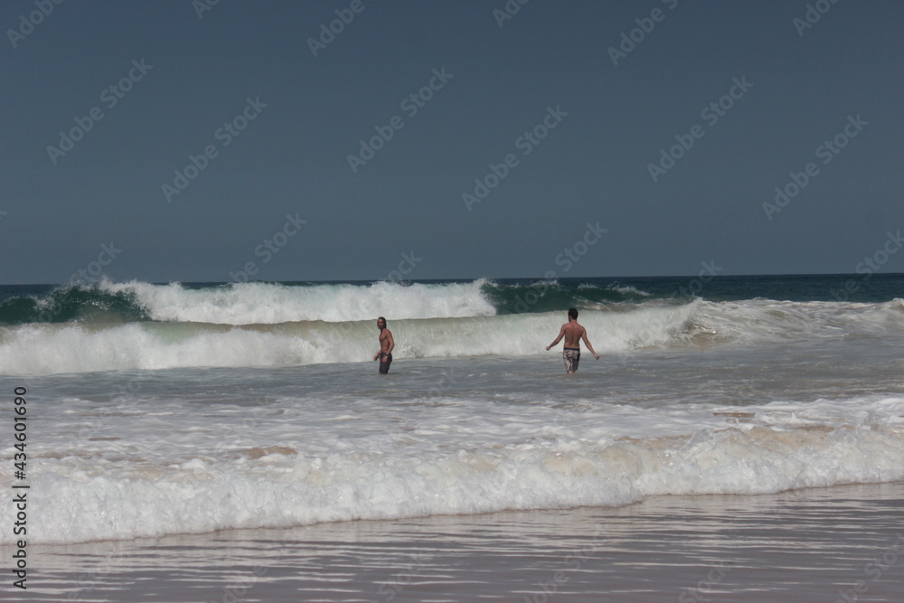 Whites Beach waves