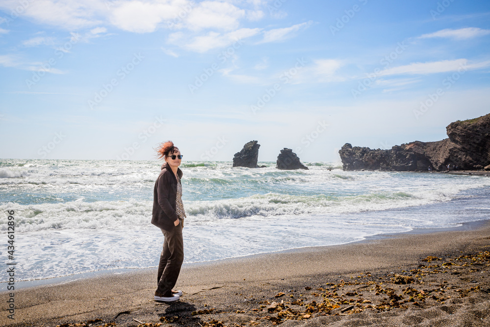 Femme sur la Plage De La Conque au Cap d'Agde Femme sur la Plage De La Conque au Cap d'Agde