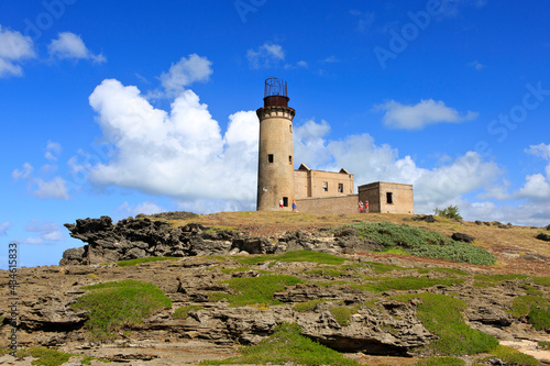 Ile aux Fouqets Lighthouse ein ausgebrannter Leuchtturm und blauer Himmel vor Mauritius.