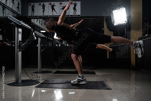 Foto EMS group training for two men and women in the gym