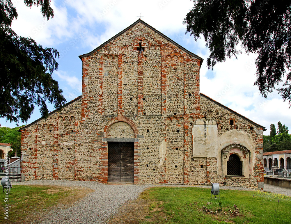 la chiesa romanica di San Michele a Oleggio