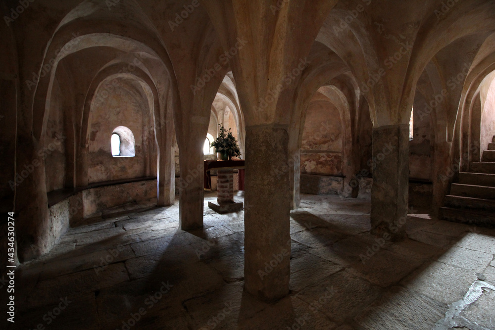 la cripta della chiesa romanica di San Michele a Oleggio