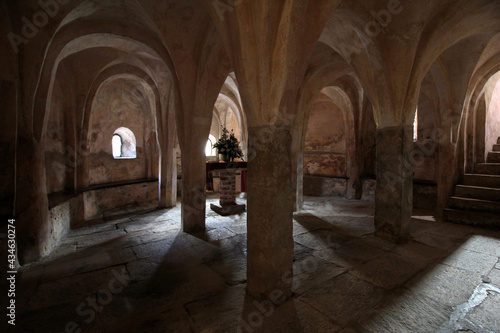 la cripta della chiesa romanica di San Michele a Oleggio