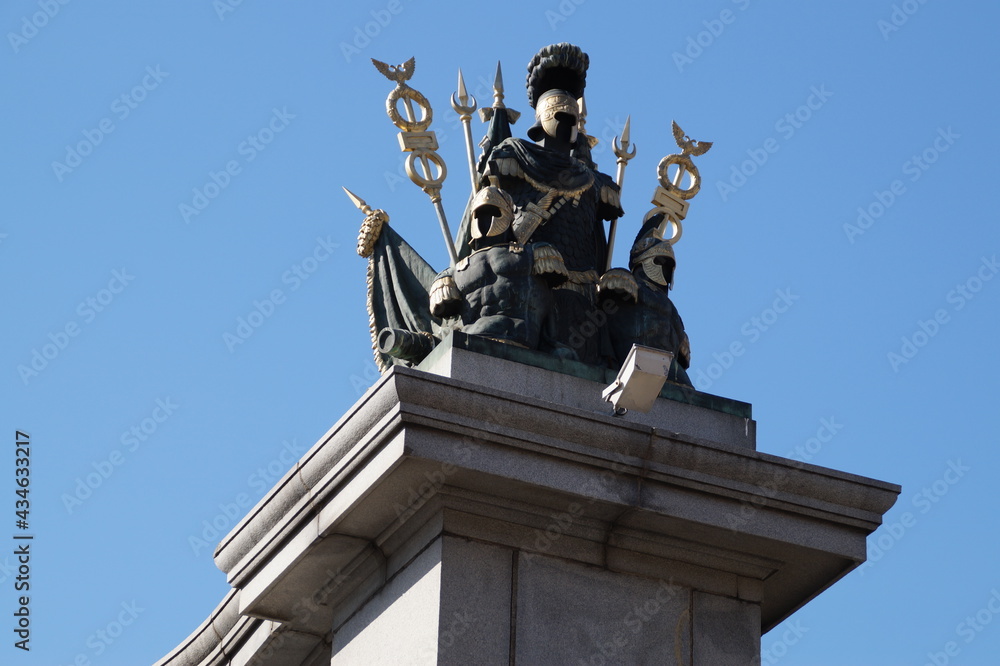 Fototapeta premium statue of monarch