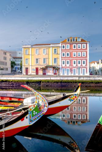 Tableau sur toile Barcos moliceios num canal da Ria de Aveiro na cidade de Aveiro