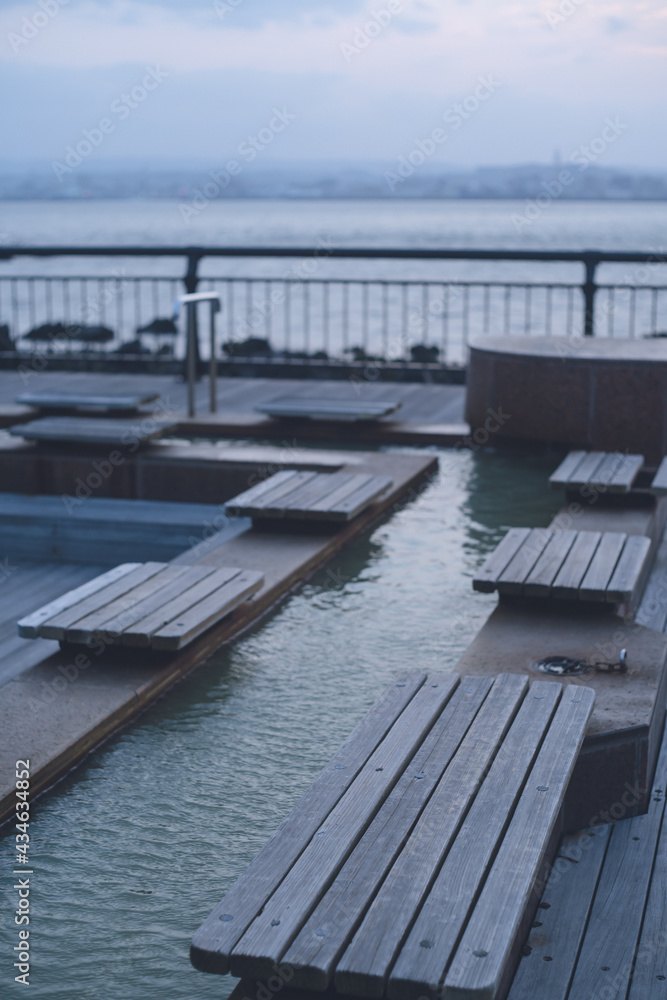 Obraz premium 夕暮れの桜島溶岩なぎさ公園の足湯