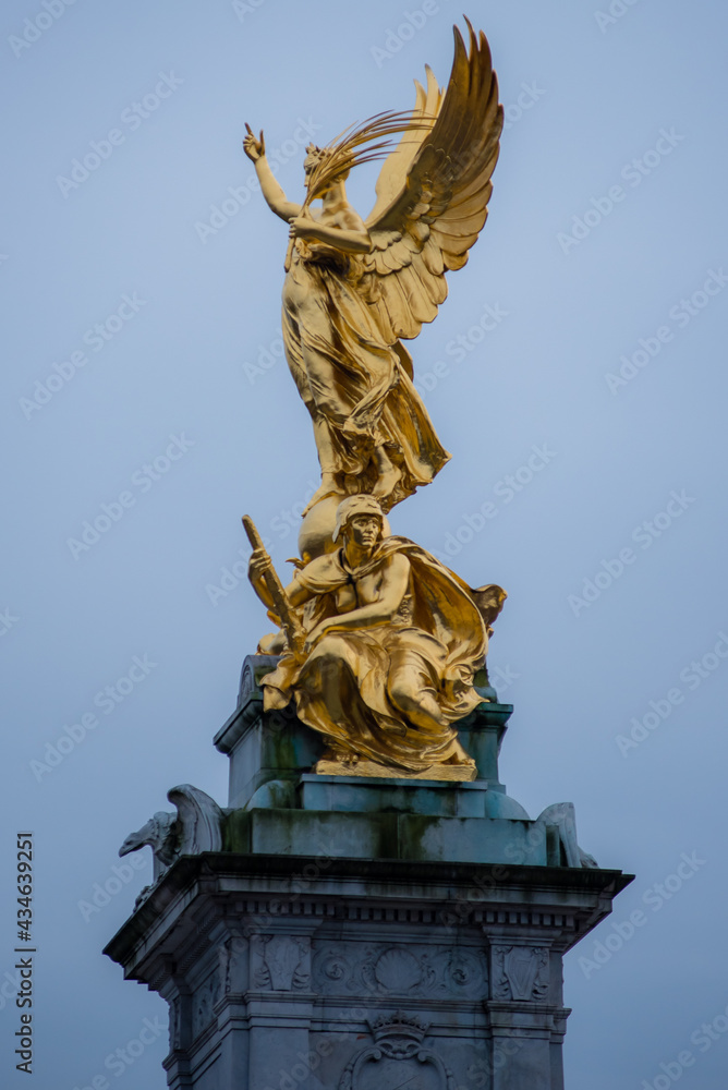 Obraz premium London, UK - January 29, 2017: A detail photo of the Victoria Memorial including a unicorn and lion statue outside of Buckingham Palace in London.