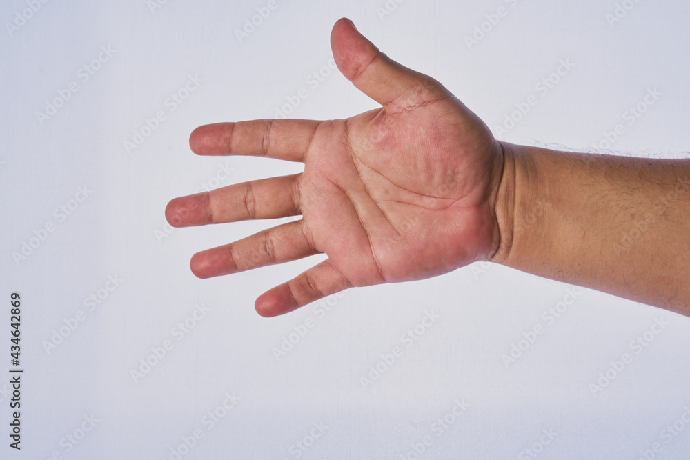Mano de hombre adulto latino haciendo un gesto en un fondo blanco Mano de hombre adulto latino haciendo un gesto en un fondo blanco