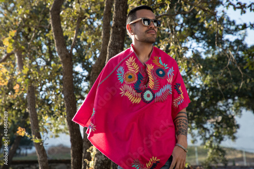 Wallpaper Mural Hombre diverso con capa artesanal Torontodigital.ca